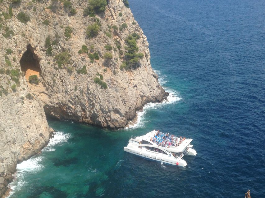 Alcudia: Boat Trip to Cap de Formentor and Formentor - Onboard reality: crowded decks and the best strategy for your seat
