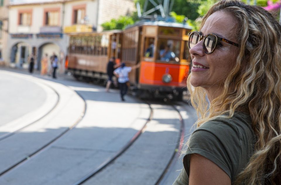 Alcudia/Marratxi: Valldemossa & Soller Tour by Tram & Bus - Port de Sóller: free time with a seaside payoff