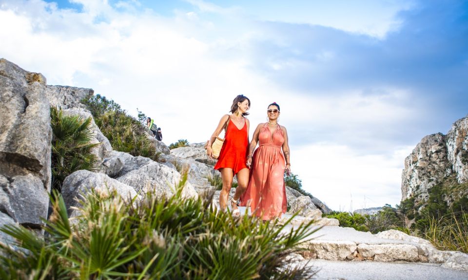 From Alcudia: Sunset Formentor Tour with Cava - Cava with strawberries: the simple finishing touch that feels like a ritual