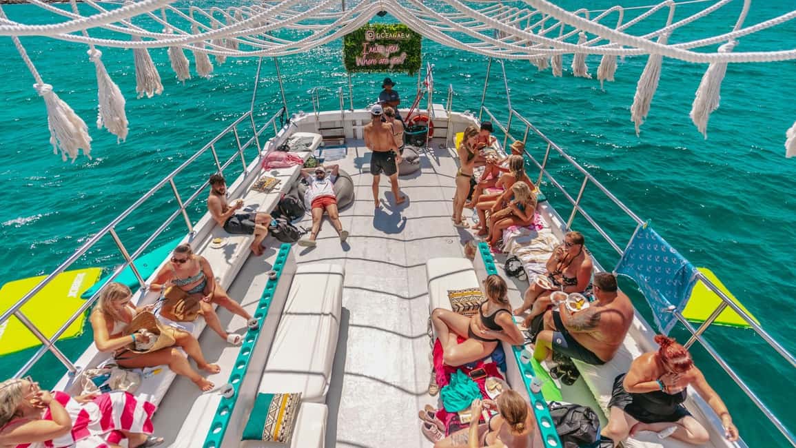 From Magaluf: Palma Bay Sightseeing Cruise with Live Music - Palma sightseeing from the water: cathedral, port, and Marivent