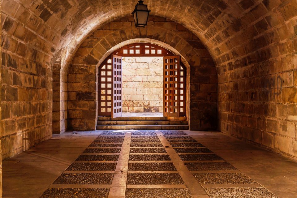 La Almudaina Palace Entry Ticket - Audio matters: how to choose between labels and listening pad