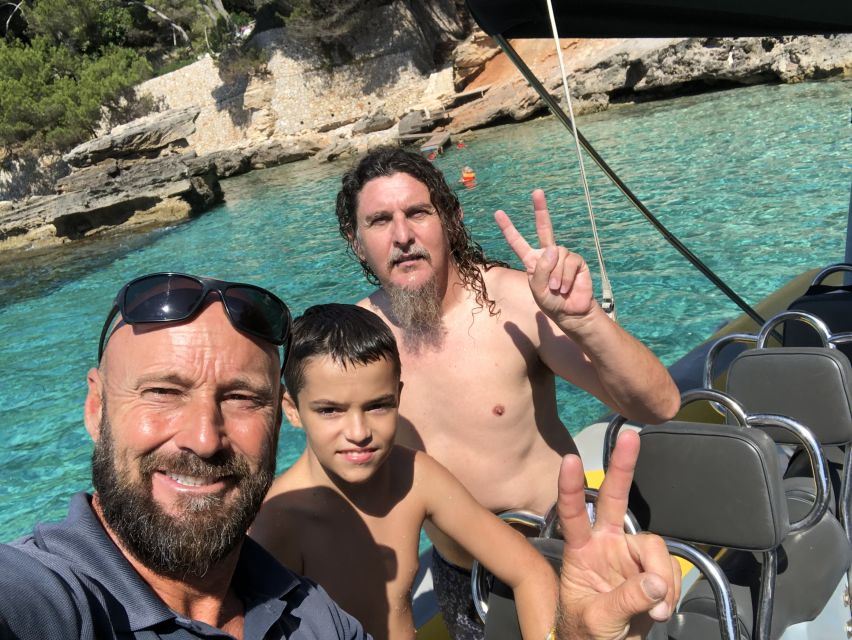 Mallorca : Blue Cave Boat Tour with Snorkeling - What happens at the Blue Cave: the lighting trick you came for