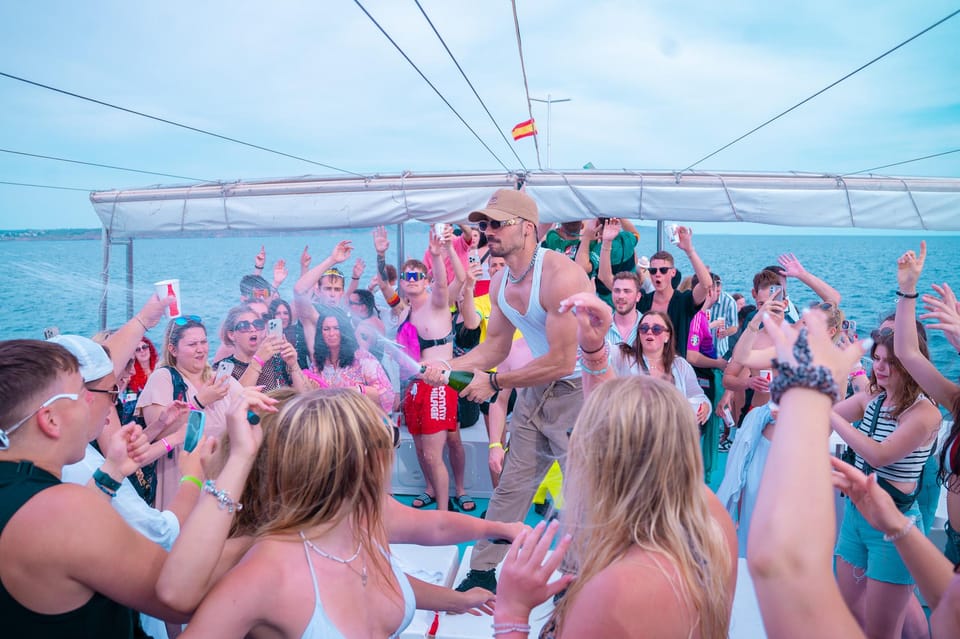 Mallorca: Boat Party with DJ, Buffet and Entertainment - Leaving Palma Marina: the views set the mood