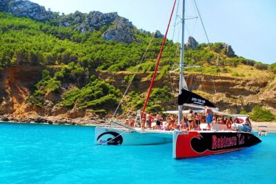 Mallorca Catamaran Tour in the Bay of Pollensa - Boarding the Robinson: seating, space, and how the boat actually feels