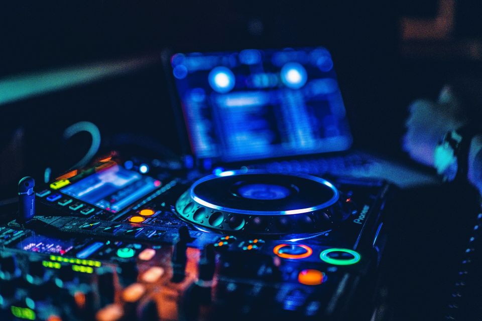 Palma de Mallorca: Night Boat Party with Live DJ - Timing and Finding Barca Samba (Without Stress)