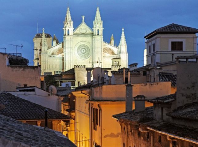 Palma de Mallorca: Old Town Atmospheric Evening Tour - Weather, timing, and the walking reality