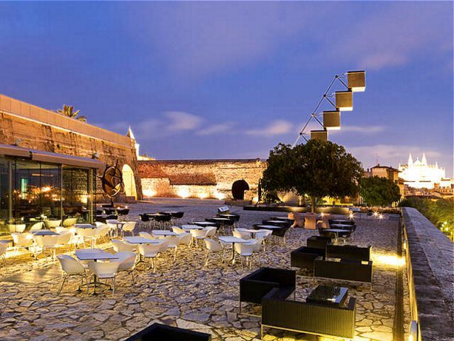 Palma de Mallorca: Old Town Atmospheric Evening Tour - From Lennox The Pub: meeting point and getting oriented fast