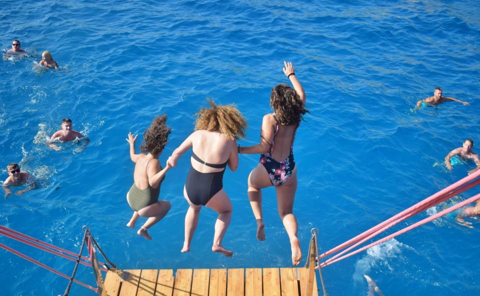 Palma de Mallorca: Palma Bay Boat Tour with Snorkeling - Boat comfort basics: solarium, sofas, Wi‑Fi, and how to claim good spots