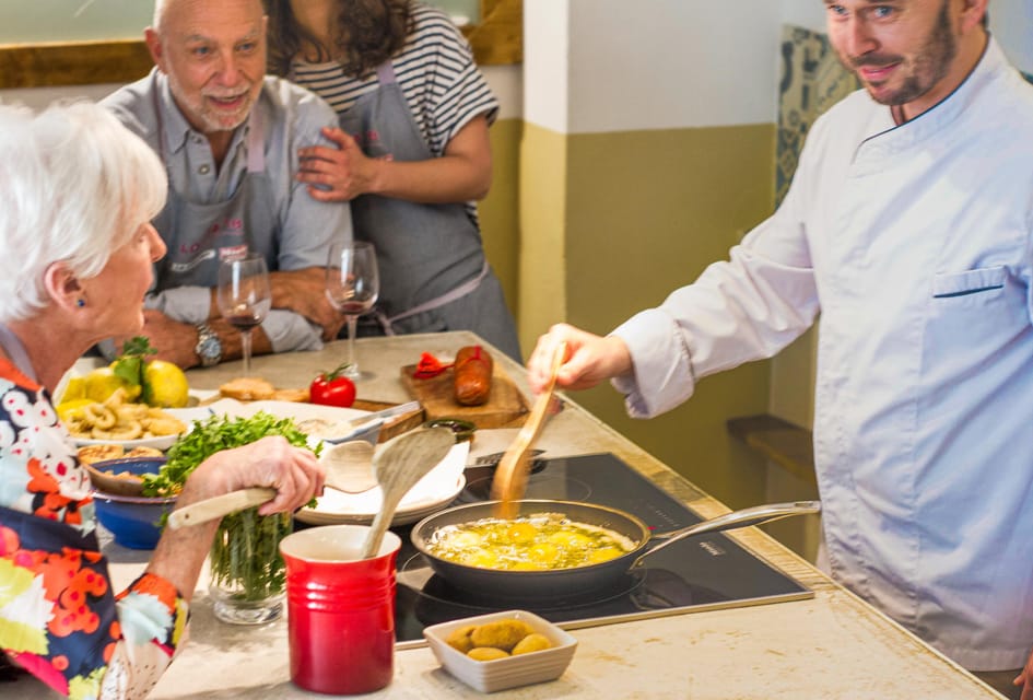 Palma de Mallorca: Spanish Cooking Experience - The open bar and meal table: why it changes the tone