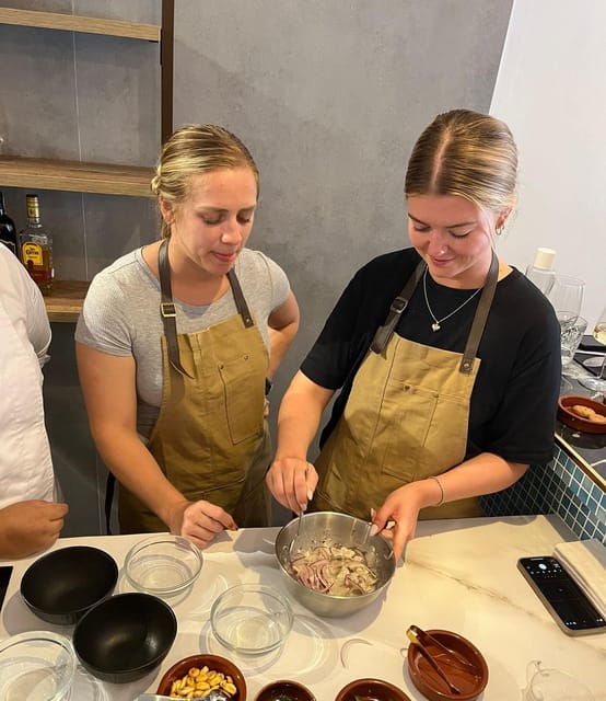 Palma: Mediterranean Cooking Class with Drinks - Entering Omare in Plaza Olivar: where the class starts