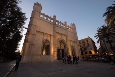 Private walking tour in Palma de Mallorca with local guides. - Sa Llotja: Guillem Sagrera and the day-by-day opening reality