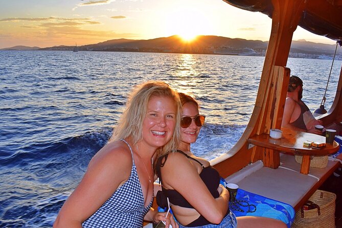 Sunset Tour Mallorca: Sunset boat trip with music & good atmosphere - Cruising the Bay of Palma toward Playa de Palma and Cape Verde