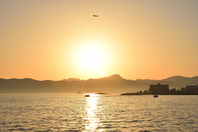 Sunset Tour Mallorca: Sunset boat trip with music & good atmosphere - Pizza, water, and how the bar service really fits the night